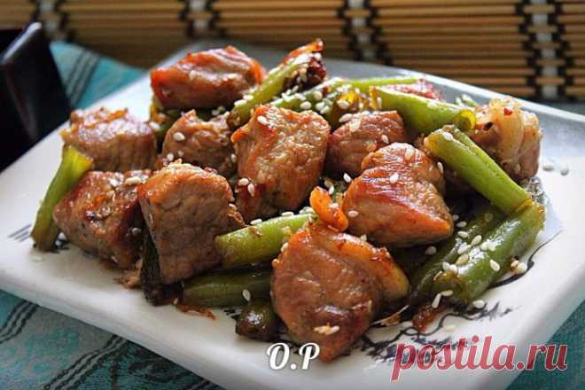 Свинина жаренная со стручковой фасолью — от нежного мяска еще никто не отказывался 


Дети фасоль ели быстрее, чем мясо!









 
Ингредиенты: 
свинина — 500 грстручковая фасоль — 300 грлук — 1 штсемена кунжута — 2 ст.л.соевый соус — 2 ст.л.соль и перец — по вкусурастительное масл…