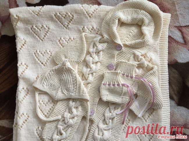 Комплект на выписку: плед, комбинезон, шапочка, пинетки Всем привет. Как и обещала, хвастаюсь. Комплект собирала, что называется, с миру по нитке (спасибо нашим СМ-мастрерицам)