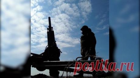 Лишили противника боеспособности: миномётчики группировки «Днепр» сорвали ротацию ВСУ. Миномётчики 71-го гвардейского мотострелкового полка группировки «Днепр» уничтожили украинских боевиков во время их ротации на Запорожском направлении. ВСУ пытались незаметно пройти к своим через поле разбитой западной техники в районе Работина. В этот момент российские бойцы нанесли удар по противнику и лишили всю группу боеспособности. Видео Минобороны России. Читать далее