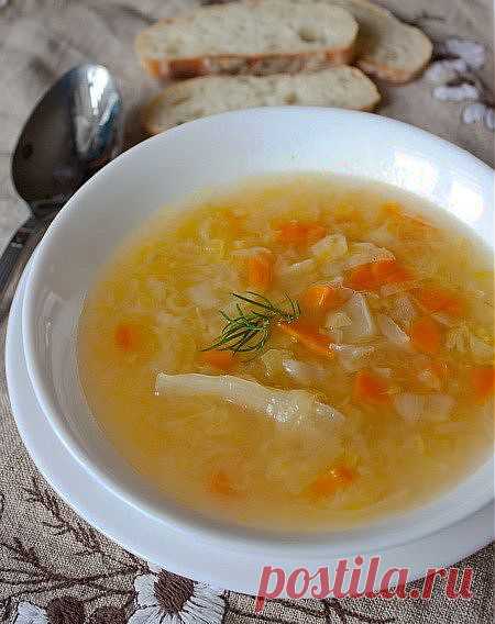 Капустный суп
Ингредиенты на 6 порций:
2 средних стебля лука порея (только белая и светло-салатовая часть)
1 средняя луковица
2 средних моркови
2 стебля сельдерея
2 зубчика чеснока
2 средних картофелины
1,5 л куриного или овощного бульона
2 лавровых листа
500 г белокочанной капусты
соль и молотый черный перец по вкусу
сметана для подачи по желанию
Порей разрезаем пополам вдоль, промываем, нарезаем на тонкие ломтики.