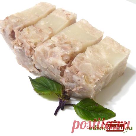 Холодец из свиной рульки без желатина. Холодец из свиной рульки готовится просто и выходит очень вкусным. Варится холодец без желатина. При желании излишки холодца можно заморозить для хранения. Смотрите об этом в видео.