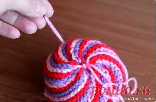 Мячик вязаный разноцветный из остатков пряжи