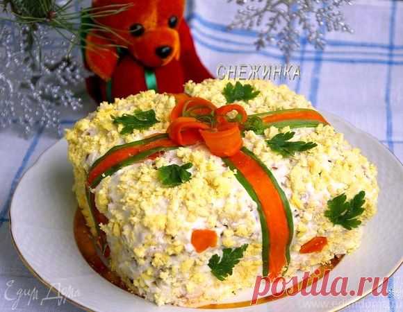 Салат с курицей, черносливом и грецкими орехами «Новогодний подарок». Ингредиенты: морковь вареная, куриное филе, яйца куриные | Официальный сайт