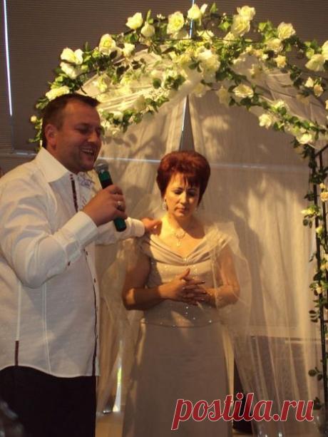 Пастор Дмитрий Шатров молится за сестру - пастора Ольгу Голикову в ее юбилей (С-Пб)