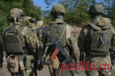 Ветеран СВО заступился за чиновника в шапке с флагом недружественной страны. Ветеран специальной военной операции Александр Григоренко заступился за главу аппарата администрации Перми Александр Молоковских, которого раскритиковали за шапку с флагом Норвегии. По словам Григоренко, чиновник осознал свою ошибку, отказавшись носить шапку, и продолжать его травлю не стоит.