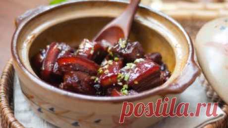 [Eng Sub]砂锅红烧肉 Chinese Braised Pork Belly in A Clay Pot 完整菜谱请移步 https://www.amandatastes.com/?p=1999 这道红烧肉并不是看了舌尖第二季第四集才想做，而是一早就做好，存在电脑里的。看完舌尖《家常》这一集后，我想，是时候把这碗红烧肉端出来了。 红烧肉的做法千千万，最后我还是回归了最简练的一种。这本来就是很纯粹的一道家常菜，何必搞那么...