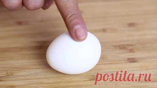 Снятие негатива с человека и лечение несложных болезней сырым яйцом. 
Действенный метод, которым лечили еще наши прабабушки!
Перед сном: В стакан, наполовину наполненный водой, вбить сырое яйцо (не размешивать). 
Над стаканом произнести: «все худое, все плохое пусть вытекает в этот стакан», поставить у изголовья на ночь. Утром смотрим на яйцо в стакане. Желток — это жизнь человека, а белок — это среда, окружающая его: могут быть пузырьки, нити, которые тянутся вверх, туман, колпак, либо вообще