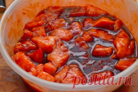 Шашлык из курицы с ананасом. Вкусно и без вреда для фигуры 


Теперь только так и готовлю! Не поправляюсь уже 2 года! Тьфу-тьфу-тьфу









Ингредиенты:
Грудки куриные — 2 шт.Ананас — 1 шт.Соус соевый — 100 млСок апельсина — 1 шт.Корень имбиря — 5 смСахар к…