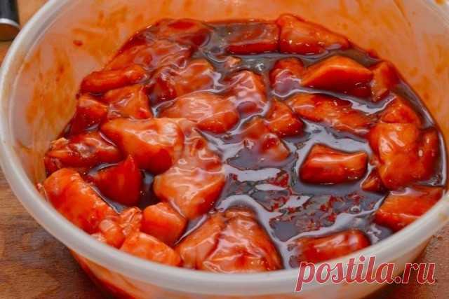 Шашлык из курицы с ананасом. Вкусно и без вреда для фигуры 


Теперь только так и готовлю! Не поправляюсь уже 2 года! Тьфу-тьфу-тьфу









Ингредиенты:
Грудки куриные — 2 шт.Ананас — 1 шт.Соус соевый — 100 млСок апельсина — 1 шт.Корень имбиря — 5 смСахар к…
