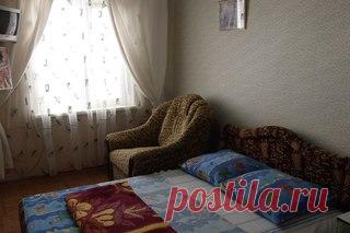 Предлагаем для проживания в Коктебеле, напротив аквапарка, двухэтажный дом (по два двухкомнатных 4-х местных номера стандарт на каждом этаже) с двумя отдельными входами.
Максимальная загрузка на 10 туристов. 
Все достопримечательности в шаговой доступности.
Предоставляем скидку на все морские экскурсии 20%.
Свободные даты и цены на эти даты:
https://vk.com/topic-57963752_35831944?post=522