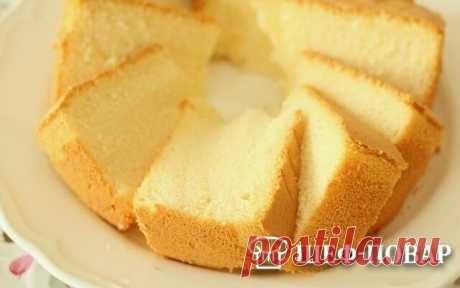 Воздушный и ароматный бисквит из "ничего", даже яйца не нужны! 

Приготовить нежный и вкусный бисквит не так просто.

Для бисквита необходимо правильно взбить яйца. Однако этот бисквит получается замечательно нежным и вкусным вообще без яиц!
Ингредиенты:

Мука – 200 г
Разрыхлитель – 2 ч. л.
Сахар – 100 г
Кефир – 200 мл
Подсолнечное масло – 5 ст. л.
Ванилин – 1 ч. л.

Способ приготовления:

Духовку разогреть до 200 градусов. Подготовить форму для выпекания, смазать ее масло...