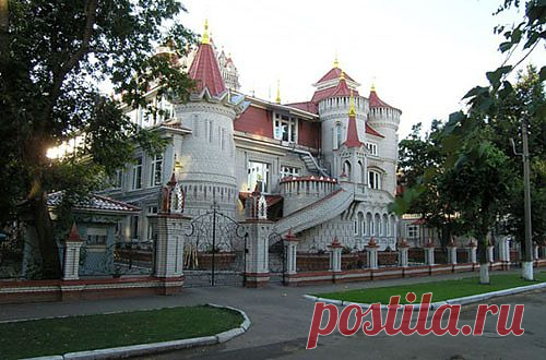 На фото школа в Йошкар-Оле… Но можно подумать, что это замок олигарха... Жена Сергея Мамаева является директором данной школы и это ее мечту он воплотил в жизнь.  Обыкновенное чудо в Йошкар-Оле. | ЖИЗНЬ НА ПЕНСИИ