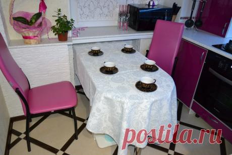 Кухня: белый плюс фуксия, нетривиальная эргономика в хрущевке