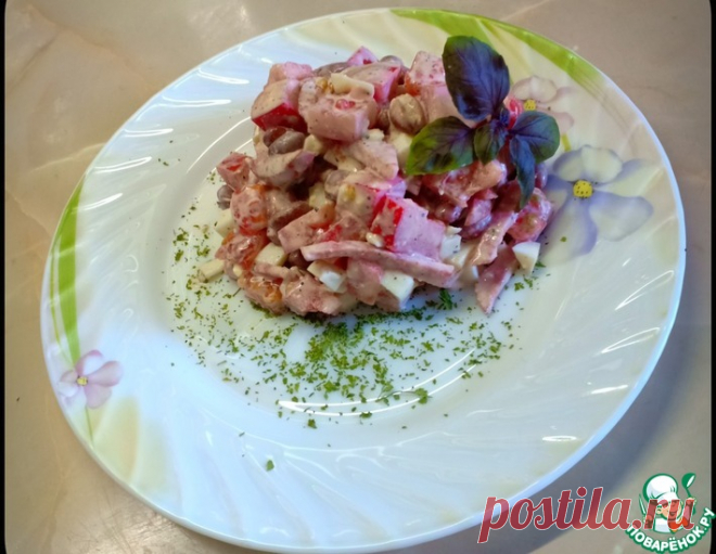 Салат с фасолью, помидорами, копченой колбасой – кулинарный рецепт