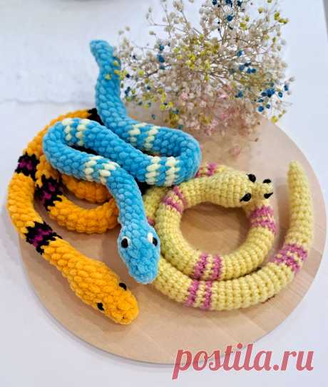 PDF Змейка крючком. FREE crochet pattern; Аmigurumi toy patterns. Амигуруми схемы и описания на русском. Вязаные игрушки и поделки своими руками #amimore - плюшевая змея, большая змейка из плюшевой пряжи.