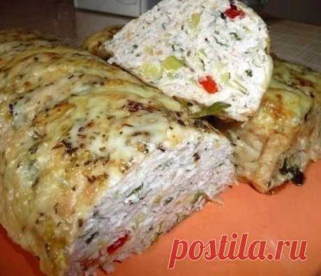 Это совершенно простое, вкусное и беспроигрышное блюдо!!!
Особенно, когда лень возиться с котлетами!
И к тому же этот батончик отлично смотрится и на праздничном столе. А уж сколько вкусных фантазий можно воплотить!
МЯСНОЙ БАТОН
- 1,5 куриного фарша 
- 1 яйцо и 1 желток 
- мелко порезанные сладкий перец
- лук порей 
- измельчённые зелень
- репчатый лук 
- соль и молотая смесь разноцветных перцев.
Готовить так:
1. Хорошо вымешала и разложила в формы (у меня две кексовые).
Накрыла бумагой для