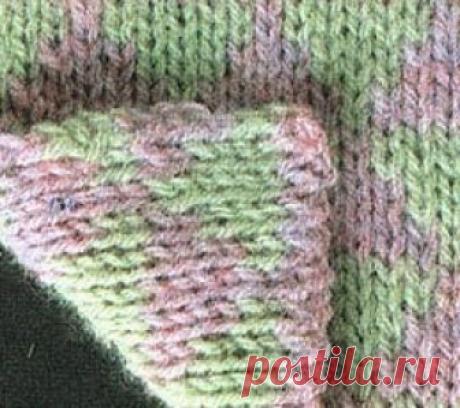 Узоры двустороннего вязания спицами и техника их выполнения Двустороннее вязание, или "дубль-фейс", - разновидность трубчатой вязки, дающей полотно с двумя лицевыми сторонами. Работу выполняют на спицах без головок, т.к. каждый ряд вяжут дважды.&nbsp;  Набрать петли двумя нитями разного цвета.