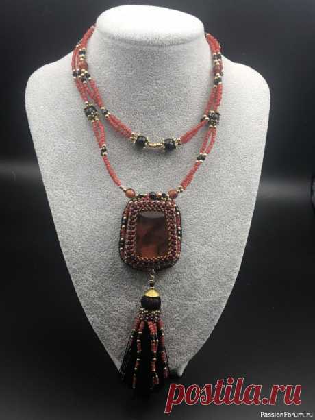 Переделка винтажного кулона. Видео МК | Бисер. Работы пользователей Здравствуйте, дорогие рукодельницы! У многих накопилось много старых, немодных украшений, их легко можно обновить и новые украшения буду дарить вам радость! Я переделала старый кулон и получился интересный сотуар.Процесс переделки вы можете посмотреть в моём видео, материалы старый...