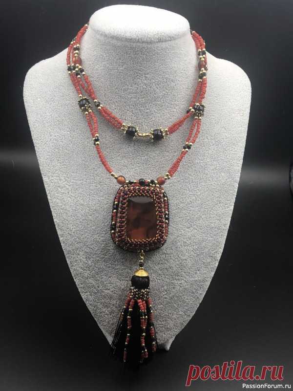 Переделка винтажного кулона. Видео МК | Бисер. Работы пользователей Здравствуйте, дорогие рукодельницы! У многих накопилось много старых, немодных украшений, их легко можно обновить и новые украшения буду дарить вам радость! Я переделала старый кулон и получился интересный сотуар.Процесс переделки вы можете посмотреть в моём видео, материалы старый...