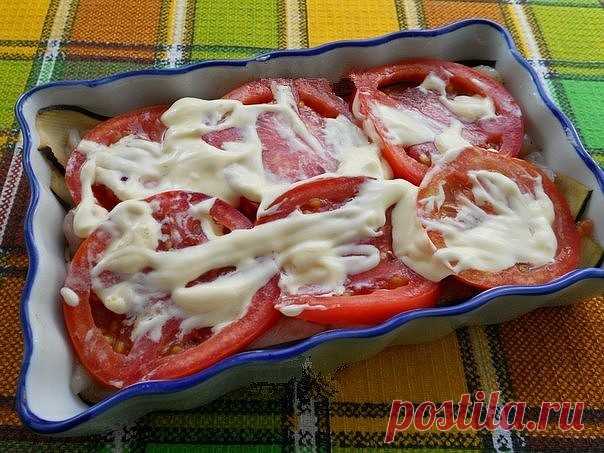 Куриное филе с баклажанами и помидорами в духовке.
Куриное филе, запеченное с помидорами и баклажанами в духовке, - очень вкусное, сытное блюдо, которое украсит стол и в будни, и в праздники. Нежное и сочное мясо, благодаря помидорам, слой запеченных баклажанов и вкуснейшая сырная верхушечка - мммм... пальчики оближешь!
Для приготовления куриного филе с баклажанами и помидорами в духовке понадобится:
масло растительное - 1 ст. л.;
баклажаны - 1 шт.;
куриное филе - 300 г;
ч...