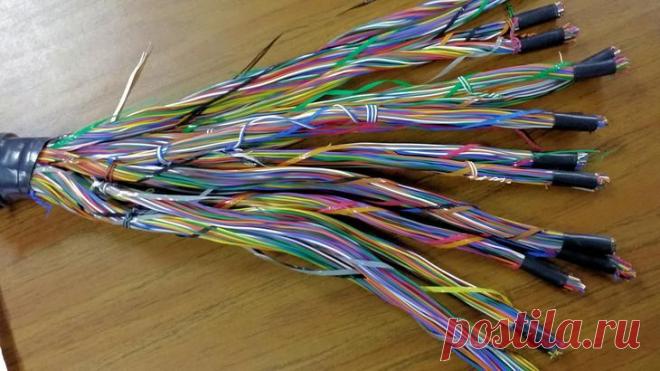 Как обжать витую пару самостоятельно — подробная инструкция Витая пара – специализированный кабель, который используется для подключения к интернету нескольких компьютеров в доме.
Он имеет несколько медных жил, и чем больше компьютеров подключено, тем больше т...