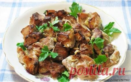 Шашлык в духовке на луковой подушке.