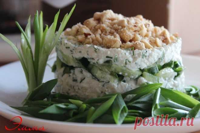 Пикантный творожный салат с орехами.