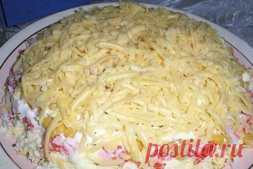 10 салатов с ГРИБАМИ!

1. Салат из куриного филе, свежих огурцов и консервированных шампиньонов

Ингредиенты:

-2-3 вареных куриных филе,
-3 вареных вкрутую яйца,
-2 свежих огурца,
-1 небольшая луковица,
-1 небольшая банка консервированных шампиньонов,
-100 г сыра, майонез

Приготовление:

Куриное филе, огурцы, луковицу порезать кубиками. Из шампиньонов слить воду, при необходимости — порезать. Сыр натереть на мелкой терке. Из яиц вынуть желтки, а белки порезать соломкой. ...