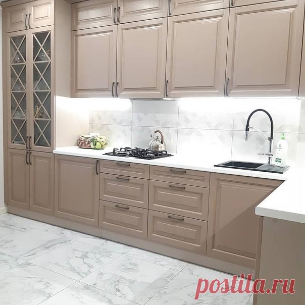 Классическая кухня в приятном оттенке. Выбирали сами. Не хотелось чисто белого. Фасады пленка, доводчики и хорошая фурнитура. Навесные шкафы с подсветкой. Сверху полки. Все удобно и функционально. Мойка и плита не из дешевых. Техника тоже. Но все хорошо. Кухня выглядит дорого. И даже если использовать только по назначению, то это минимум на 3 года. А там уже можно и обновить. Дизайн кухни очень нравится. Можно сделать из нее и столовую и гостиную. Если будет желание. Полки могут быть в другом …