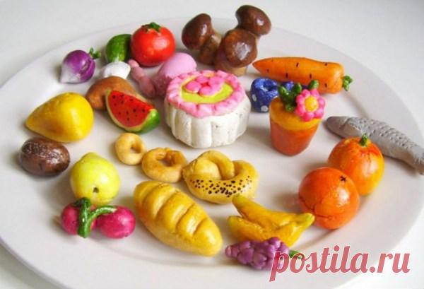 Основой для изготовления соленой массы служат: мука, вода и соль. О том как правильно приготовить соленое тесто читайте далее в статье.