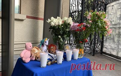 Соотечественники в Мехико принесли цветы к посольству РФ в память о погибших в Ижевске. Они выразили соболезнования родственникам жертв ЧП