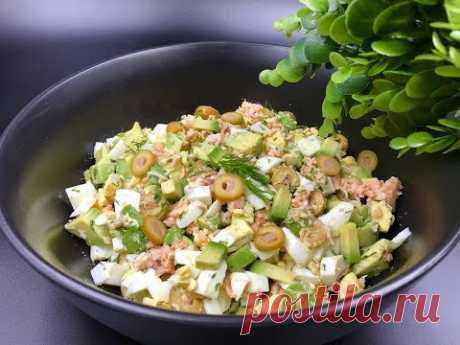 Салат с красной рыбой, авокадо и яйцом