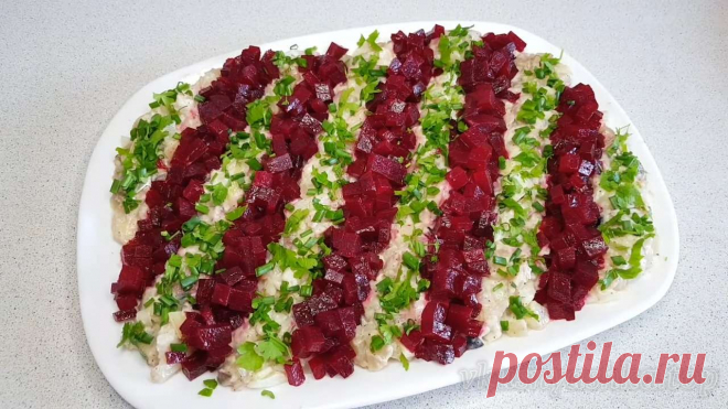 Полосатый салат с сельдью и свеклой Полосатый салат с сельдью и свеклой к обеду или ужину, а так же разнообразит праздничное меню. Как приготовить полосатый салат с сельдью и свеклой. Простой рецепт с фото.