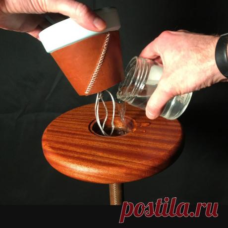 Подставка для цветочного горшка с встроенной емкостью Если вам лень поливать свое комнатное растение, то обратите внимание на эту статью. В ней мастер-самодельщик расскажет нам, как сделать подставку для цветка, которая и выглядит красиво и служит резервуаром для самополива растения. Инструменты и материалы:-Шаблон для резки круга;-Ручной