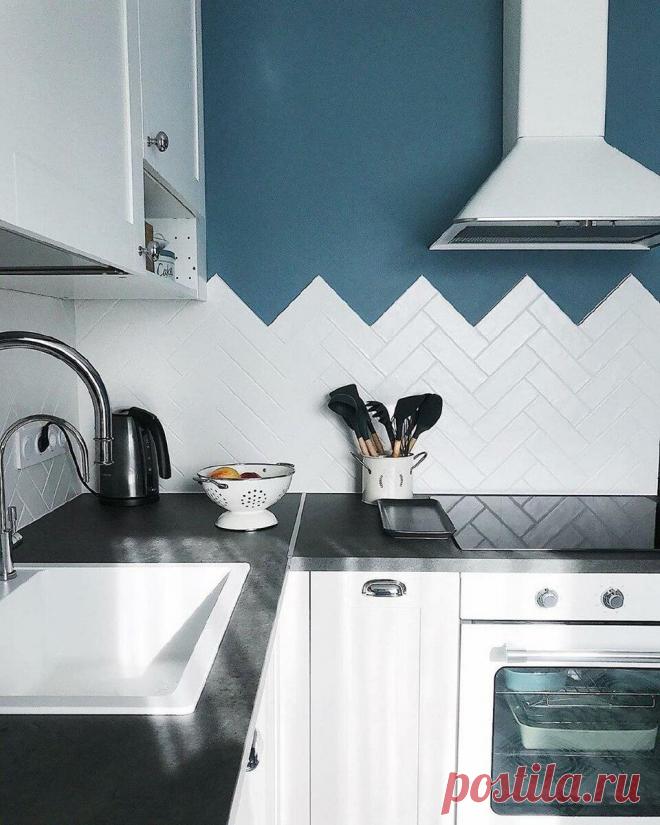 Классная кухня в малогабаритке для тех, кому нравятся холодные оттенки