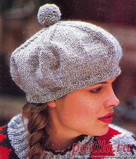 Серая шапочка с помпоном.