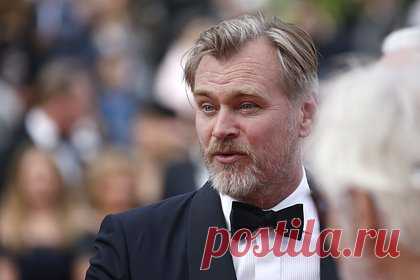 «Оппенгеймер» Кристофера Нолана получил рейтинг R. Фильм «Оппенгеймер» режиссера Кристофера Нолана получил возрастной рейтинг «R» (для лиц не моложе 17 лет). Об этом сообщает Variety со ссылкой на представителей Universal Pictures. Для режиссера это первая за 21 год кинокартина, которая выходит с подобным рейтингом. Предыдущий его фильм с рейтингом R — «Бессонница».
