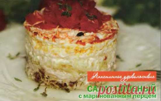 Салат слоеный с куриным мясом и перцем.
