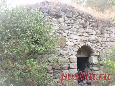 ՋՐՎՇՏԻԿ ՎԱՆՔ
Ս. Եղիշե առաքյալ վանք,հայ առաքելական վանական համալիր Արցախի Մարտակերտի շրջանում՝ Մատաղիս գյուղից հյուսիս-արևմուտք,,հայ-ադրբեջանական շփման գծի մոտ, Մռավի անտառապատ լեռնաբազուկներից մեկի հարավային լանջին:
Հայտնի է եղել Ներսմիհրի ուխտ անունով, քրիստոնեության ընդունումից հետո կոչվել է Ջրվշտիկ՝վանքի մոտ գտնվող Ջրվշտիկ ջրվեժի անունով,ապա՝ Ս. Եղիշե առաքյալ վանք:Ըստ պատմիչ Մովսես Կաղանկատվացու, V դ. Արցախի Վաչագան Բարեպաշտ թագավորը ս. Եղիշեի նահատակության տեղում հուշասյուն է կանգնեցրել,