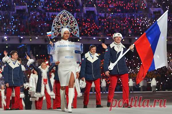 флаг России несёт бобслеист Александр Зубков