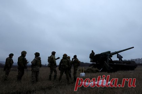 В ДНР рассказали о «пристрелке» украинских солдат наемниками НАТО. Житель села Опытное Артемовского района ДНР Александр Щербин рассказал, как натовские наемники «пристреливали» бойцов ВСУ по жилым кварталам поселка. Он пояснил, что таким образом западные инструкторы обучали украинских военных пользоваться полученной техникой НАТО, в частности, самоходной артиллерией.
