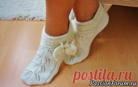 Вяжем ажурные носочки-тапочки. МК - запись пользователя Зоя (Михална) в сообществе Вязание спицами в категории Вязание спицами аксессуаров Набираем 48 петель, распределяем на 4 спицы и вяжем:  1 ряд – лицевыми петлями;  2 ряд – изнаночными петлями;  3 ряд – лицевыми петлями;  4 ряд – изнаночными петлями;  5 и 6 ряды – вяжем по кругу лицевыми петлями;  7 ряд – лицевыми петлями;  8 ряд –