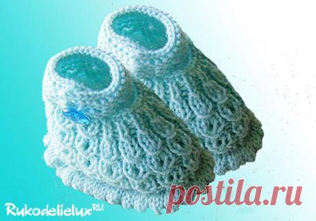 В этом уроке я покажу как связать пинетки спицами для начинающих с пошаговым описанием и фото. Эти красивые пинетки спицами вяжутся очень быстро и просто