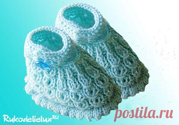 В этом уроке я покажу как связать пинетки спицами для начинающих с пошаговым описанием и фото. Эти красивые пинетки спицами вяжутся очень быстро и просто