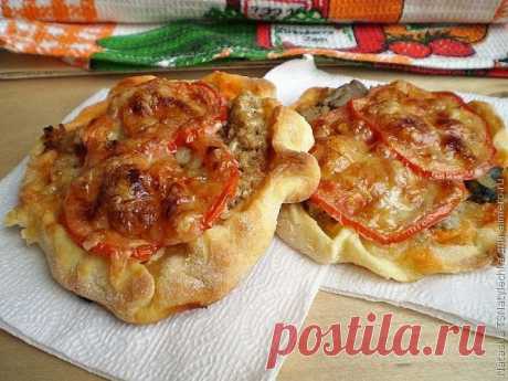 Мини пиццы с фаршем и грибами / Рецепты с фото