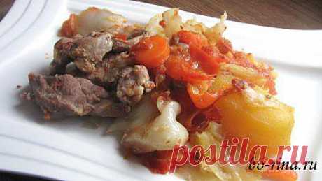 Мясо тушёное с овощами

Очень вкусное , ароматное, сочное и полезное блюдо!
Готовится просто — нужно всего лишь сложить всё слоями в кастрюлю, казан или мультиварку и через 2 часа будет готово нежнейшее мясо с овощами!
974
Ингредиенты:
600-800 гр мякоти свинины или говядины
50-70 гр сала
2-3 луковицы
2 большие моркови
5-6 помидор
2-3 болгарских перца
8-10 небольших картофелин
половина небольшого кочана капусты
соль, перец, ваши любимые специи