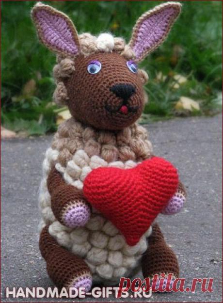 Вязаный барашек Арни на HandMade-Gifts.ru - купить вязанного крючком барашка - Подарки ручной работы - вязаные игрушки