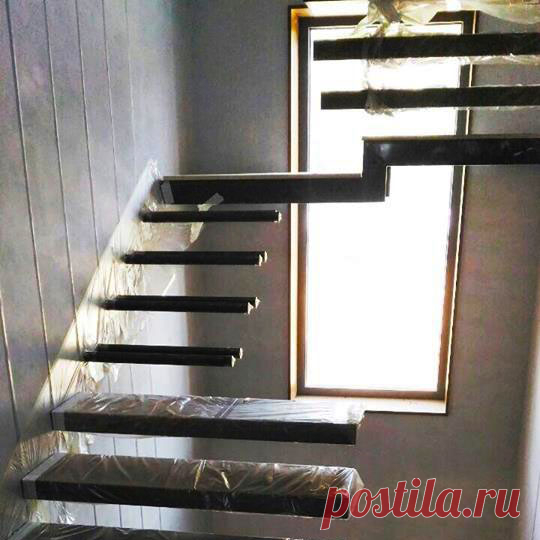 Консольная лестница с деревянными ступенями