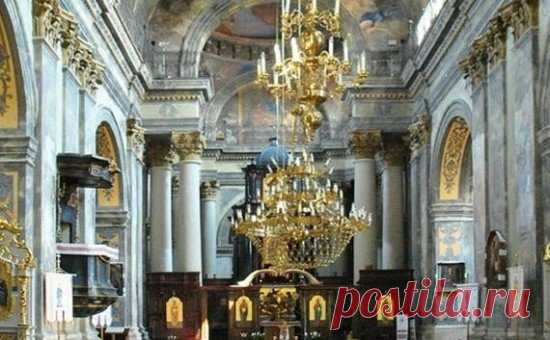 Главный алтарь костела сделан из чёрного мрамора. Расположен храм на холме, с которого открывается красивый вид на старинную часть Львова.

Костел появился благодаря «монахомахии, когда в 1748 году кармелиты повздорили с соседями-капуцинами и пытались преградить доступ верующих к последним.