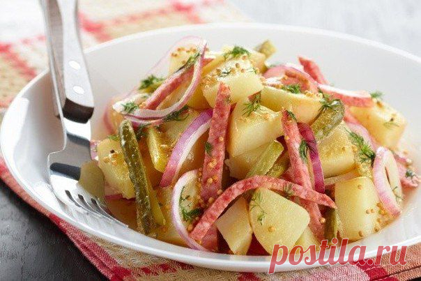 Картофельный салат с луком и салями